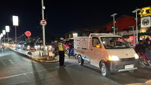 Urai Kemacetan Malam Minggu, Personel Lalu Lintas Polsek Pontianak Timur Siaga di Simpang Tanjung Raya
