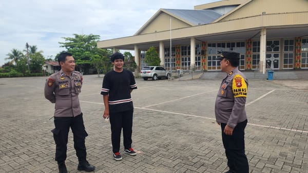 Jaga Kekhusyukan Umat Beribadah, Personel Enggang Polsek Pontianak Barat Amankan Ibadah Minggu