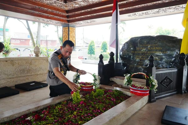 Berziarah ke Makam Bung Karno, Kapolri Ajak Jajaran Polri Menyerap Semangat Kepemimpinan Nasional