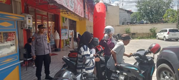 Patroli Dialogis Enggang Timur, Juru Parkir Diajak Aktif Jaga Keamanan Lingkungan
