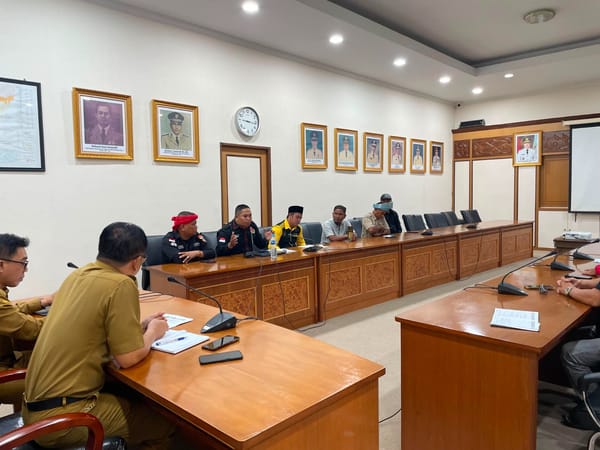 Polresta Pontianak Amankan Kegiatan Audiensi Aliansi Masyarakat Kecamatan Sungai Laur di Kantor Gubernur Kalbar