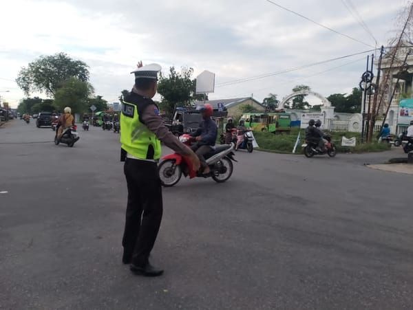 Polsek Pontianak Kota Laksanakan Pengaturan Arus Lalu Lintas Pagi untuk Jaga Kelancaran Aktivitas Masyarakat