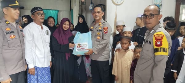 Kapolsek Pontianak Timur Salurkan Bansos ke Ponpes Azzahra dalam Rangka HUT Bhayangkara ke-80