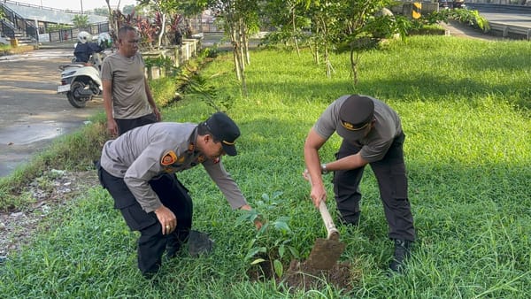 Dukung Gerakan Indonesia Asri Polsek Pontianak Utara Tanam Pohon Penghijauan Disejumlah Lokasi
