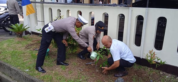 Sambut Hari Bhayangkara ke-80, Polsek Pontianak Selatan Gelar Penanaman Pohon Dipimpin Langsung Kapolsek