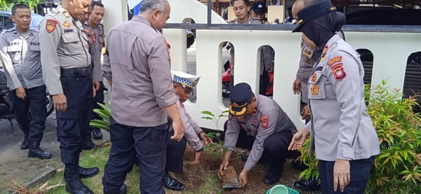 Sambut HUT Bhayangkara ke-80, Kapolsek Pontianak Selatan Pimpin Penanaman Pohon di Mako Polsek