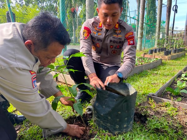 Peduli Kelestarian Lingkungan, Polresta Pontianak Laksanakan Gerakan Indonesia Asri dalam Rangka HUT Bhayangkara ke-80