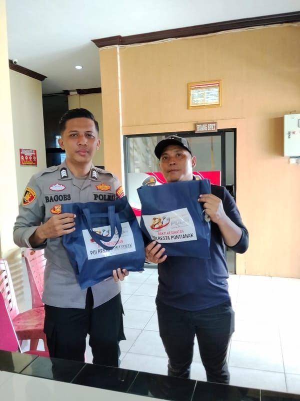 Sambut Hari Bhayangkara ke-80, Kapolsek Pontianak Timur Serahkan Bingkisan kepada Anak-Anak Peserta Sunatan Massal