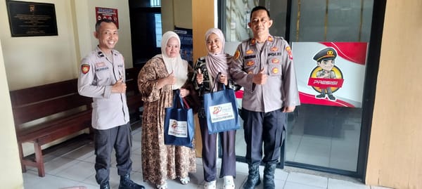 Kapolsek Pontianak Timur Serahkan Bingkisan kepada Peserta Sunatan Massal, Wujud Kepedulian kepada Masyarakat