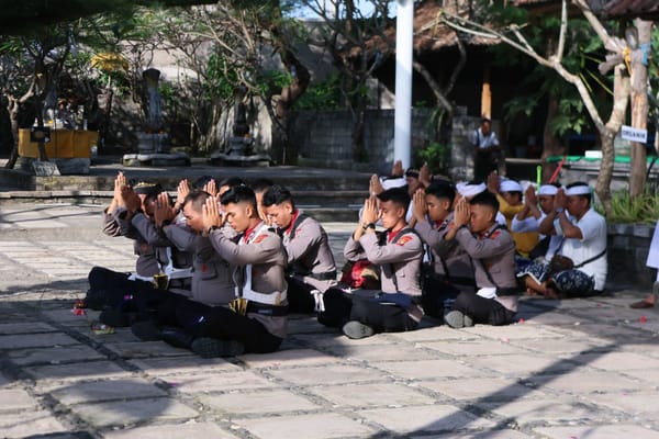 Harmoni Sekala dan Niskala: Polda Bali Sucikan Pataka di Pura Campuhan Windu Segara Menjelang Hari Bhayangkara ke-80