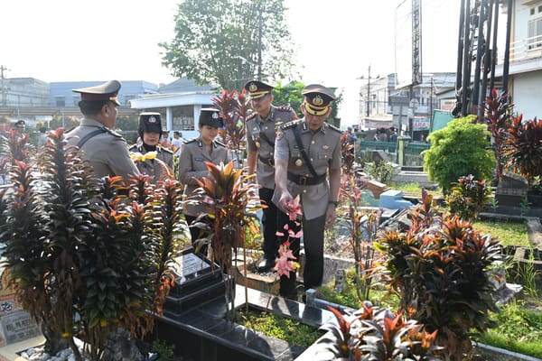 Polda Jambi Hormati Jasa Pahlawan Bhayangkara Melalui Upacara Ziarah Rombongan di TPU Paal Merah