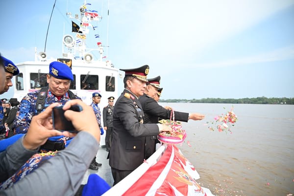 Wakapolda Jambi Pimpin Upacara Tabur Bunga di Perairan Kuala Tungkal, Salurkan Bansos hingga Tinjau Bedah Rumah Panti Asuhan dalam Rangka Hari Bhayangkara ke-80