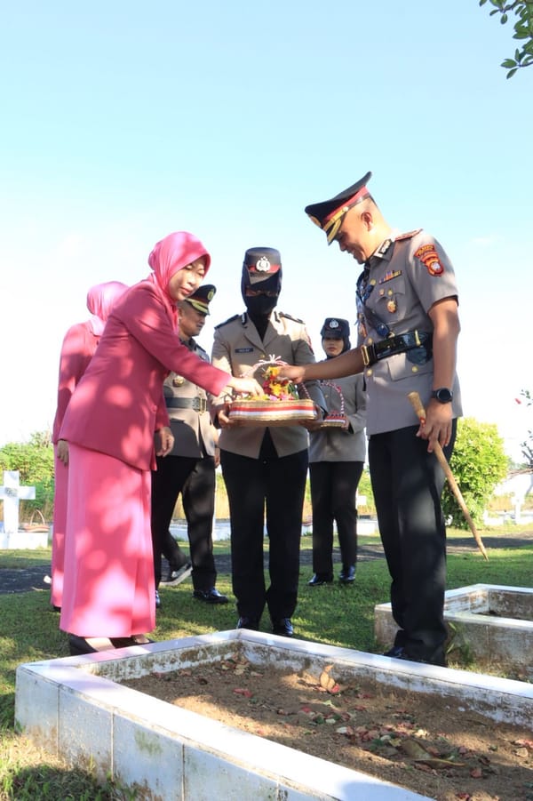 Polresta Pontianak Gelar Upacara Ziarah di TMP Patria Jaya, Kobarkan Semangat Pengabdian Bhayangkara