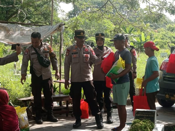Wujud Kepedulian Polri, Polsek Pontianak Kota Berbagi Sembako untuk Penggali Kuburan