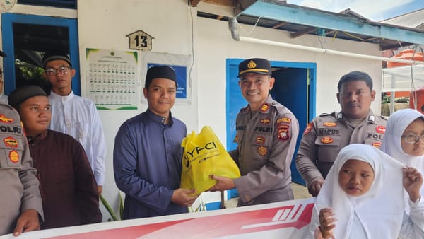 Sambut Hari Bhayangkara ke-80, Polsek Pontianak Barat Gelar Bakti Sosial dan Bagikan Bingkisan kepada Masyarakat