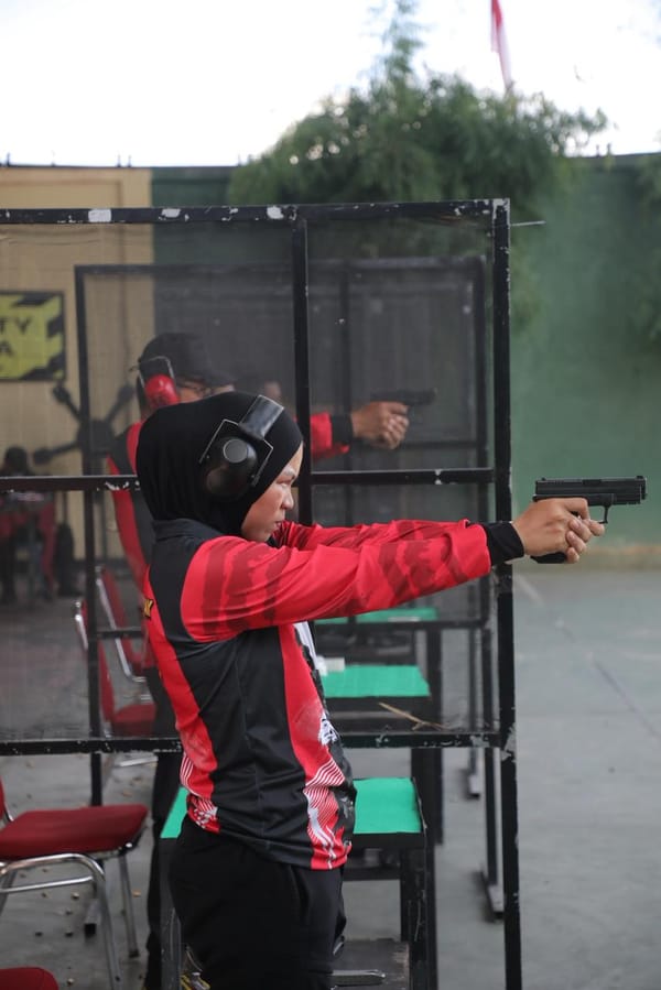 Personel Polresta Pontianak ikuti lomba menembak dalam rangka hari bhayangkara ke-80