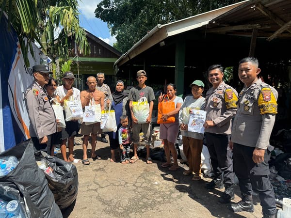 Wujud Kepedulian Polri, Polsek Pontianak Utara Bagikan 200 Paket Sembako untuk Masyarakat Prasejahtera