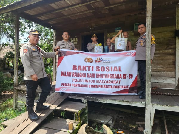 Sambut HUT Bhayangkara ke-80, Polsek Pontianak Utara Salurkan 200 Paket Sembako kepada Warga Kurang Mampu