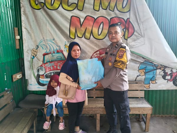 Sambut HUT Bhayangkara ke-80, Bhabinkamtibmas Parit Mayor Salurkan Bansos kepada Warga Kurang Mampu