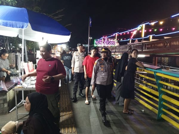 Jaga Situasi Tetap Kondusif, Kapolsek Pontianak Selatan Pimpin Patroli Humanis di Kawasan Waterfront