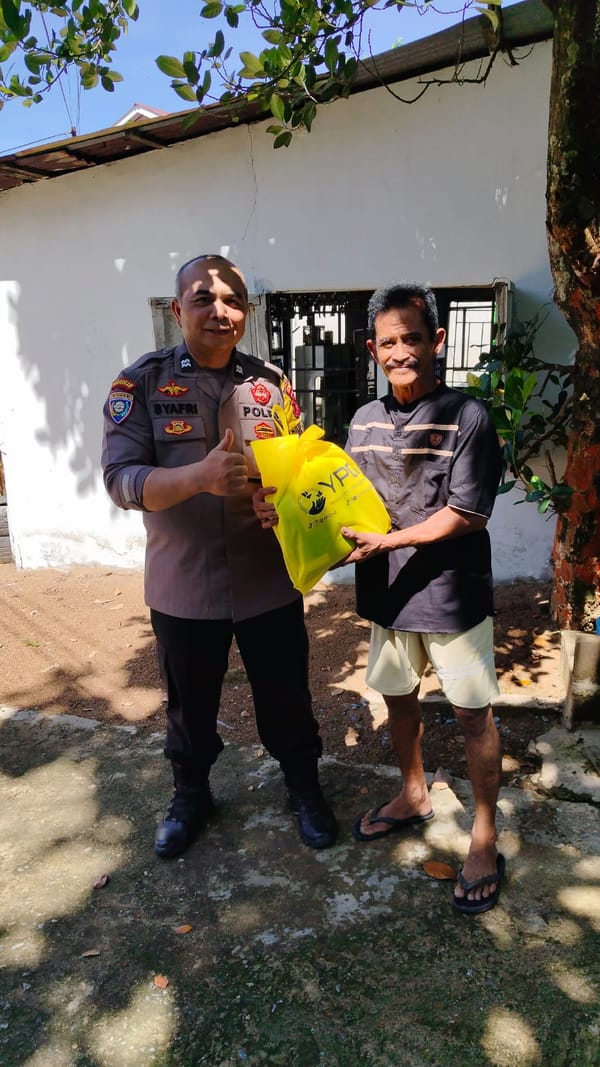 Sambut HUT Bhayangkara ke-80, Bhabinkamtibmas Bangka Belitung Laut Salurkan Bansos kepada Warga