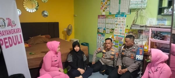 Kapolsek Pontianak Timur Bersama Ketua Bhayangkari Cabang Jenguk Anggota yang Sakit, Wujud Kepedulian Keluarga Besar Polri