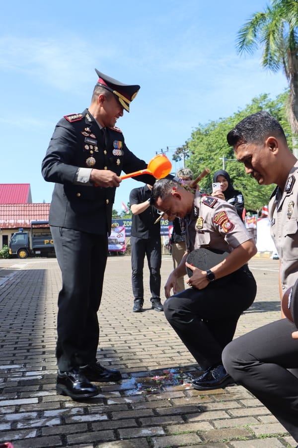 Kapolresta Pontianak Pimpin Prosesi Kenaikan Pangkat 44 Personel sebagai Apresiasi atas Dedikasi dan Kinerja
