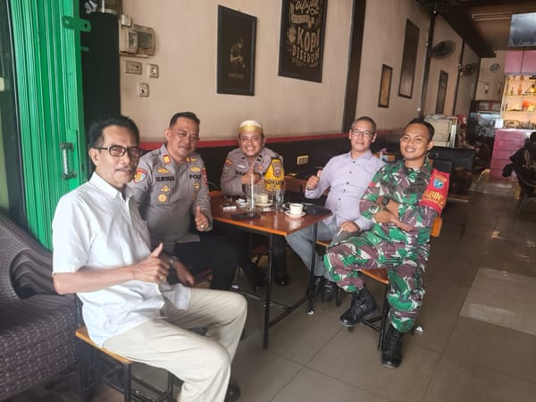 Bangun Kebersamaan dan Kondusivitas Wilayah, Kapolsek Pontianak Timur serta Bhabinkamtibmas Parit Mayor Sambangi Toga, Tomas, dan Babinsa