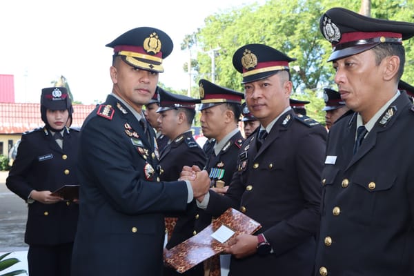 Kasatresnarkoba Polresta Pontianak Terima Penghargaan pada Peringatan Hari Bhayangkara ke-80