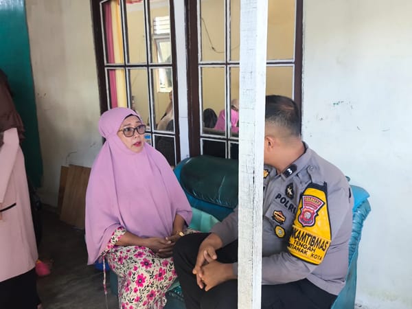 Pererat Kedekatan dengan Masyarakat, Bhabinkamtibmas Polsek Pontianak Kota Melayat Warga Binaan yang Berduka