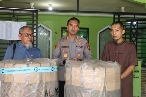 Wujud Kepedulian di Hari Bhayangkara ke-80, Kapolresta Pontianak Serahkan Karpet Sajadah untuk Rumah Ibadah