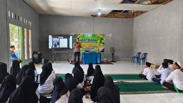 Cegah Bullying Sejak Dini, Bhabinkamtibmas Siantan Hulu Berikan Edukasi di Ponpes Al-Husna