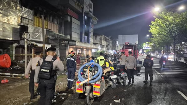 Enam Ruko Terbakar di Jalan Tanjungpura, Polresta Pontianak Sigap Amankan Lokasi Kejadian