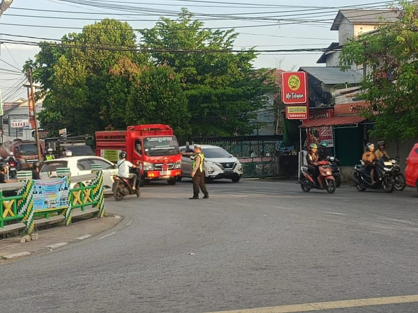 Jelang Malam Minggu, Personel Lantas Polsek Pontianak Timur Atur Arus Lalu Lintas di Simpang Tanjung Raya