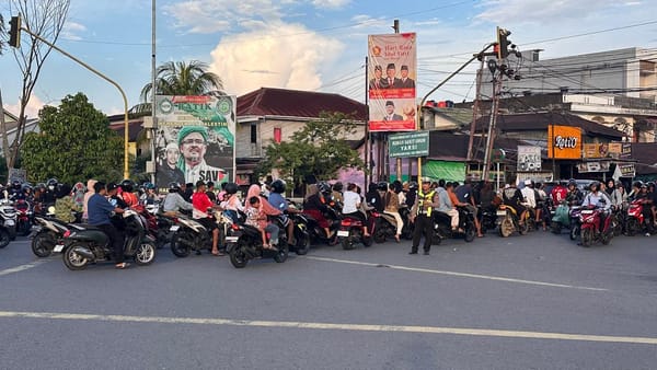 Antisipasi Kepadatan Kendaraan, Personel Lantas Polsek Pontianak Timur Laksanakan Pengaturan Lalu Lintas di Simpang Tanjung Raya