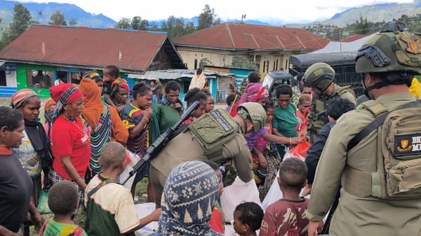 Satgas Ops Damai Cartenz Salurkan Bantuan Presiden RI dan Berikan Trauma Healing bagi Pengungsi Agisiga di Intan Jaya