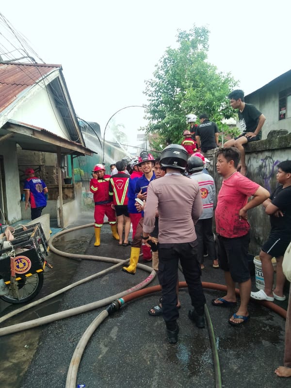 Respon Cepat Polsek Pontianak Barat, Kebakaran Dua Rumah Kopel Berhasil Ditangani Tanpa Korban Jiwa