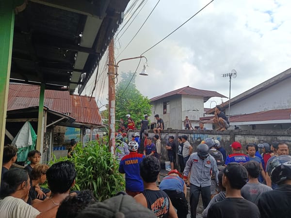 Dua Rumah Kopel Terbakar, Polsek Pontianak Barat Sigap Amankan Lokasi Kejadian