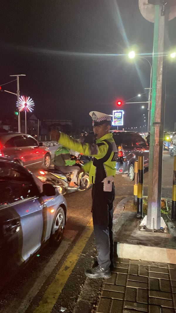 Personel Lantas Polsek Pontianak Timur Laksanakan Pengaturan Malam, Urai Kemacetan demi Kelancaran Arus Lalu Lintas