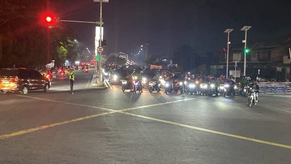 Jaga Kelancaran Lalu Lintas, Anggota Lantas Polsek Pontianak Timur Intensifkan Pengaturan pada Malam Hari