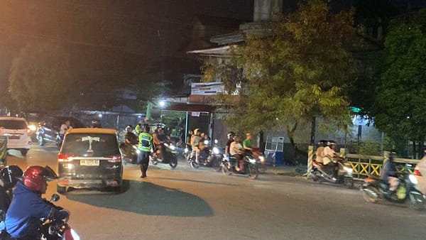 Antisipasi Kepadatan Kendaraan, Personel Lantas Polsek Pontianak Timur Hadir Atur Arus Lalu Lintas Malam Hari