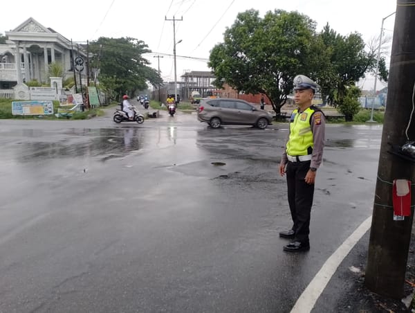 Awali Aktivitas Pagi, Polsek Pontianak Kota Laksanakan Pengaturan Arus Lalu Lintas di Persimpangan Jalan