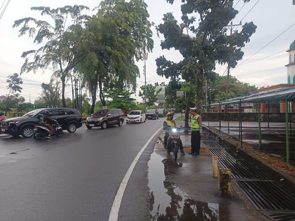 Ciptakan Kamseltibcarlantas, Polsek Pontianak Kota Intensifkan Pengaturan Lalu Lintas pada Jam Sibuk Pagi