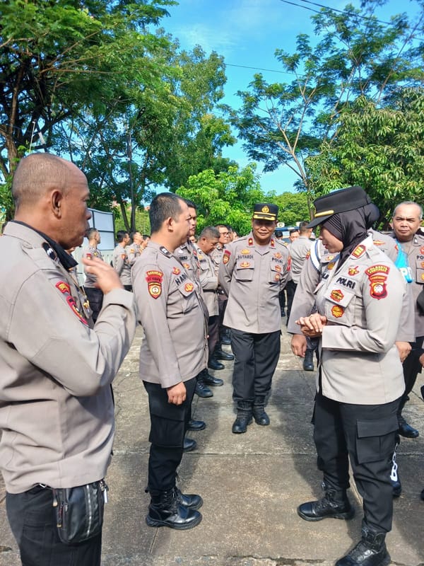 Pastikan Penampilan dan Kedisiplinan Personel, Kapolsek Pontianak Selatan Gelar Pemeriksaan Sikap Tampang