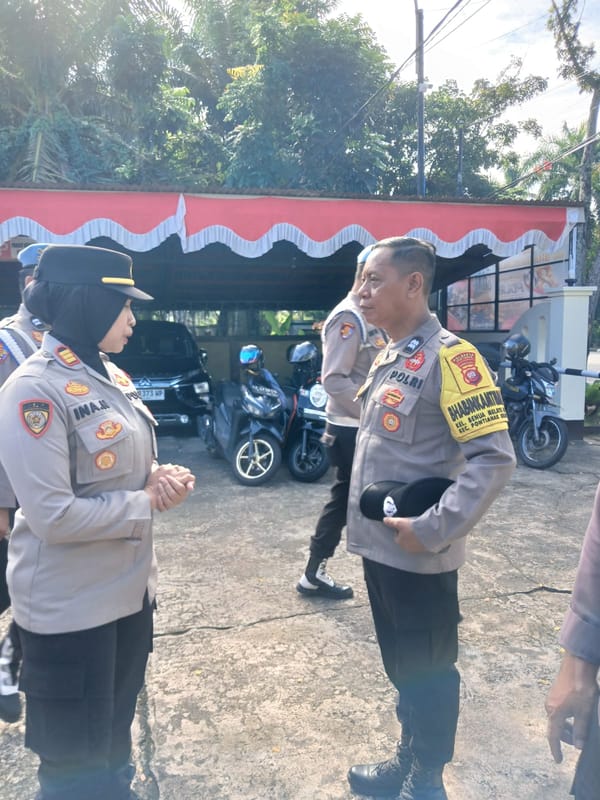 Kapolsek Pontianak Selatan Tekankan Disiplin Lewat Pemeriksaan Sikap Tampang Personel