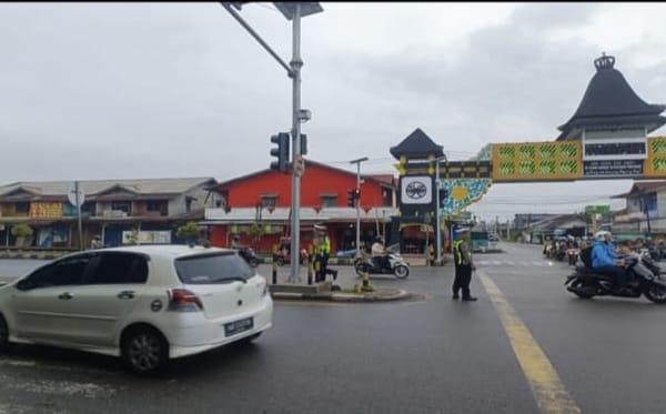 Personel Lantas Polsek Pontianak Timur Hadirkan Pelayanan Prima Melalui Pengaturan Arus Lalu Lintas Pagi