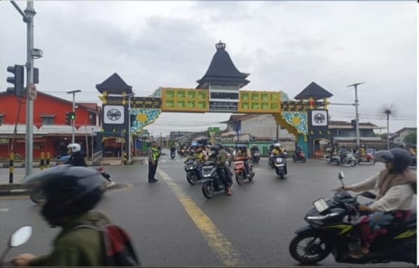 Wujudkan Kamseltibcarlantas, Personel Lantas Polsek Pontianak Timur Intensifkan Pengaturan Lalu Lintas Pagi Hari