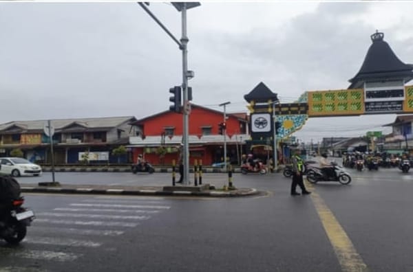 Awali Aktivitas Masyarakat, Personel Lantas Polsek Pontianak Timur Berikan Pelayanan Pengaturan Lalu Lintas