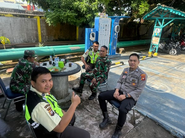 Jaga Kondusivitas, Polsek Pontianak Utara Siagakan Personel di Kantor PLN Siantan Saat Pemadaman Listrik