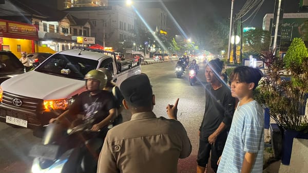 Aksi Humanis Patroli Enggang Polsek Pontianak Kota Bantu Pengendara Mobil Mogok